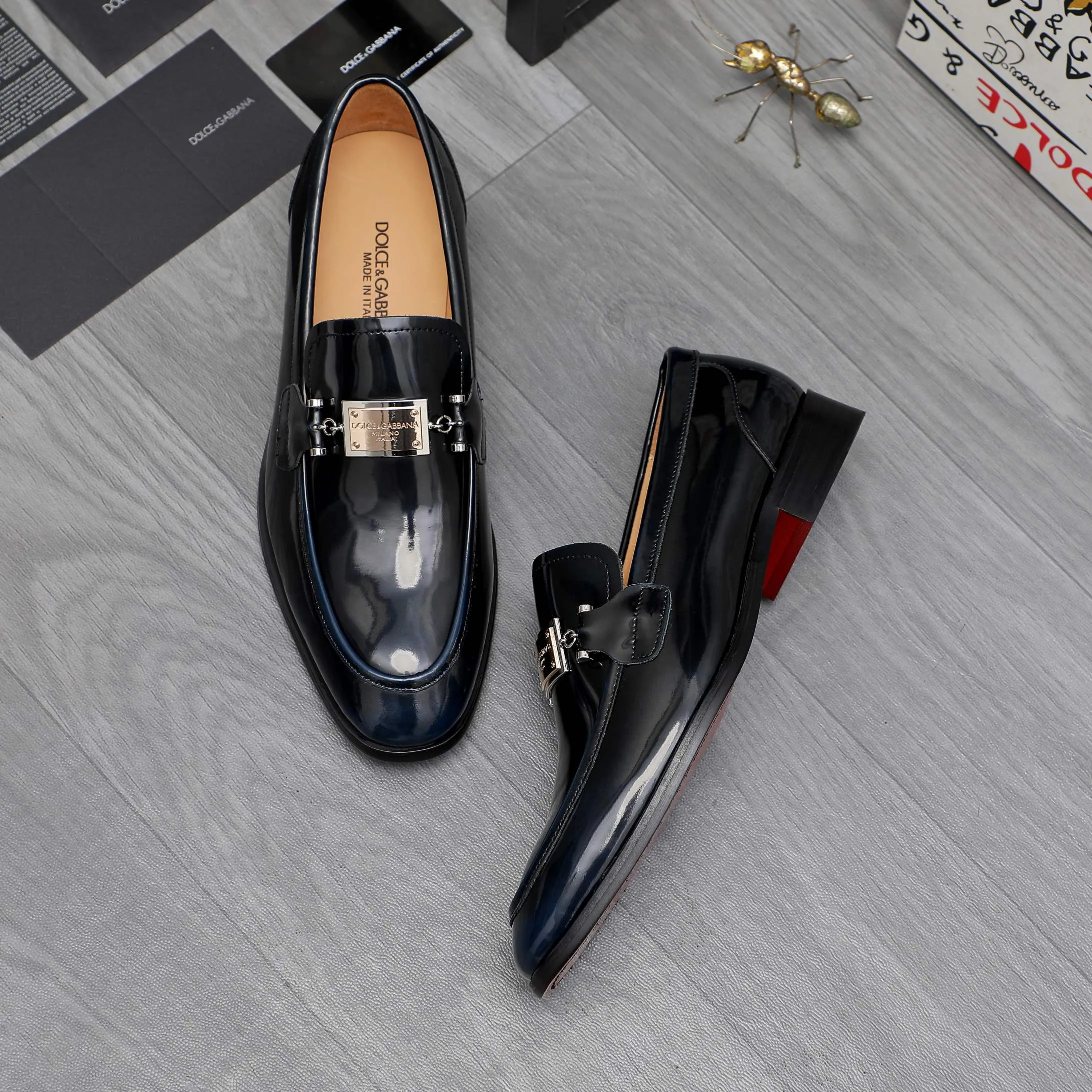 Men's shoes 💰500 Product trademark: DG (Dolce & Gabbana) business casual leather shoes Regular size: 38-45 (45 is custom-made and non-returnable) Product materials: Selected pearlescent polished cowhide upper, cowhide lining, original outsole